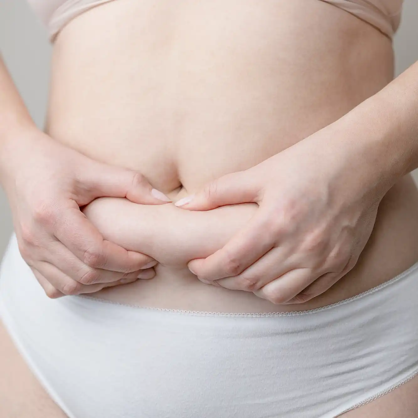 aesthetic dermatology munich sendlinger tor fat woman hand holding fat belly