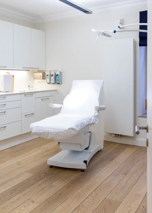 aesthetic dermatology munich sendlinger tor treatment room with treatment chair